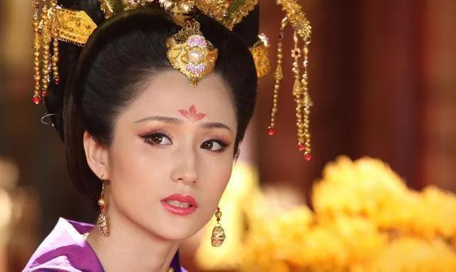 韦太后被掳到金国后，由于长相美丽，被完颜宗贤一眼看上了，成了他的姬妾。十六年后，
