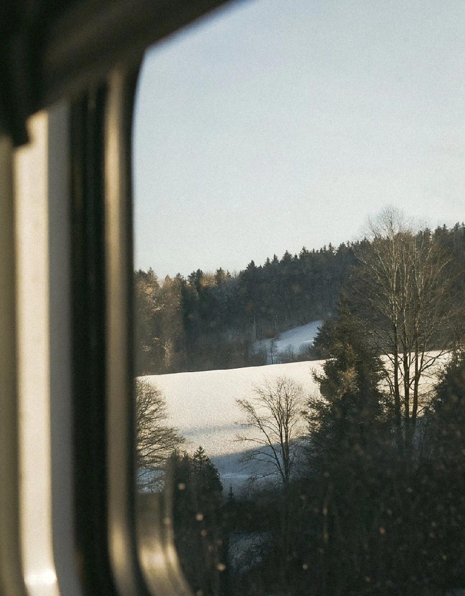 一段令人深思的话：“人越成熟，就越不会把事情看得非黑即白，会明白有很多灰色地带，