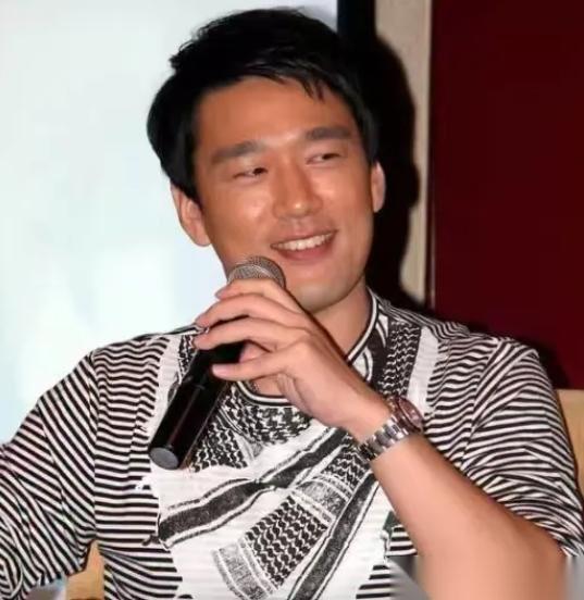 当年，王耀庆为了打游戏4个月不出门，买8台电脑，20个账号。可是房东女儿收租时，