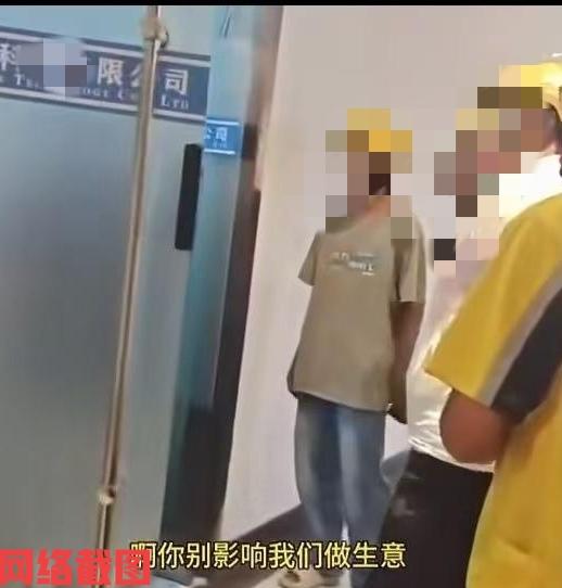 深圳有一群外卖小哥堵在一公司门口。这里原因简单，只是外卖小哥来为这家公司送外