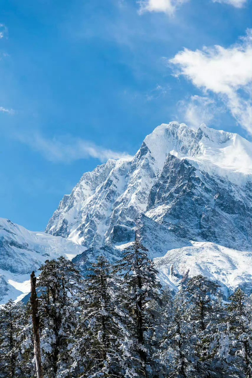 贡嘎雪山，这座“蜀山之王”，在川渝人的眼中，充满了肃穆和神圣。​​​