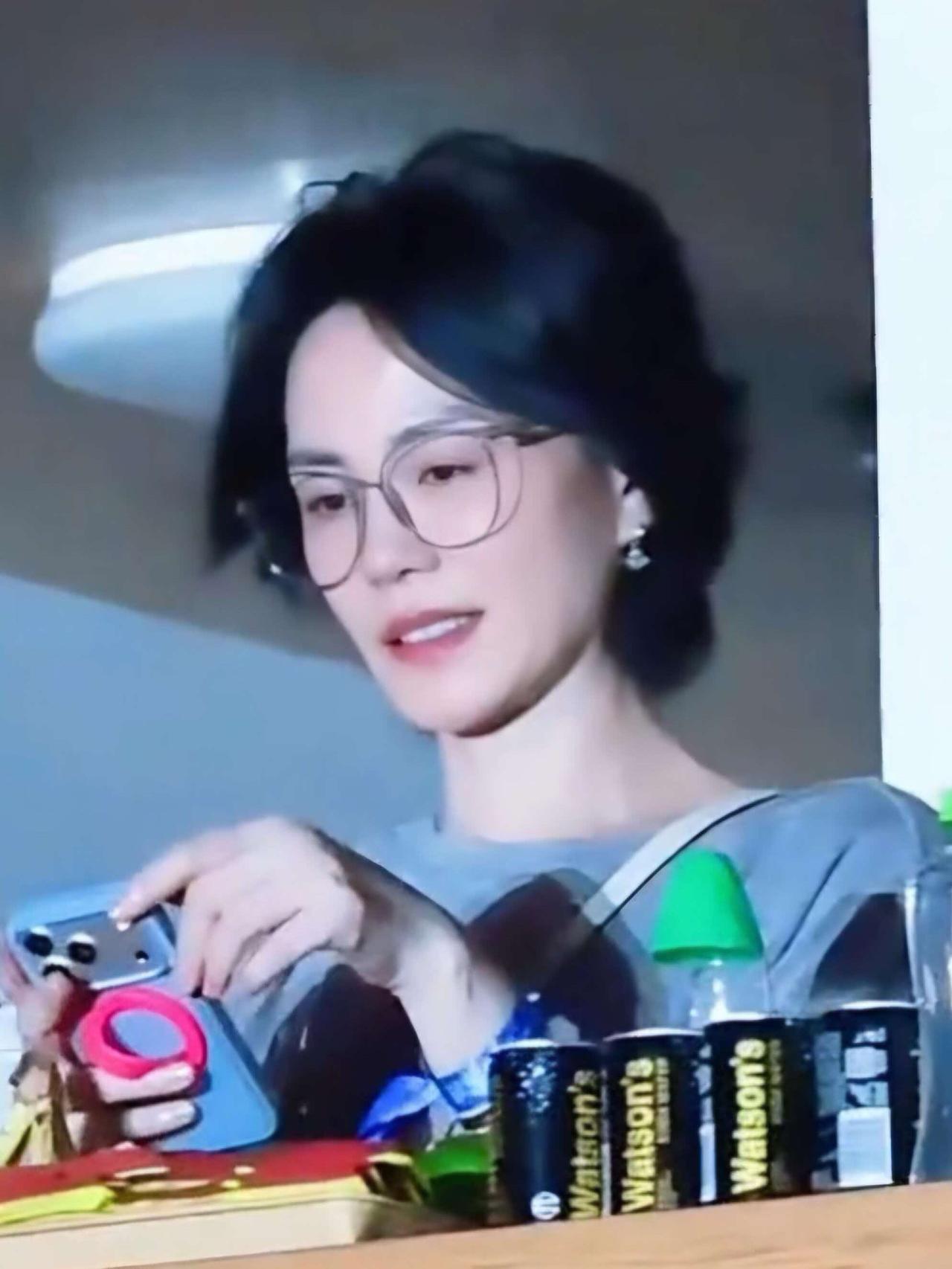 王菲果然上年纪了，不是长得越来越老，而是她在看那英演唱会时，竟然把手机拿得老