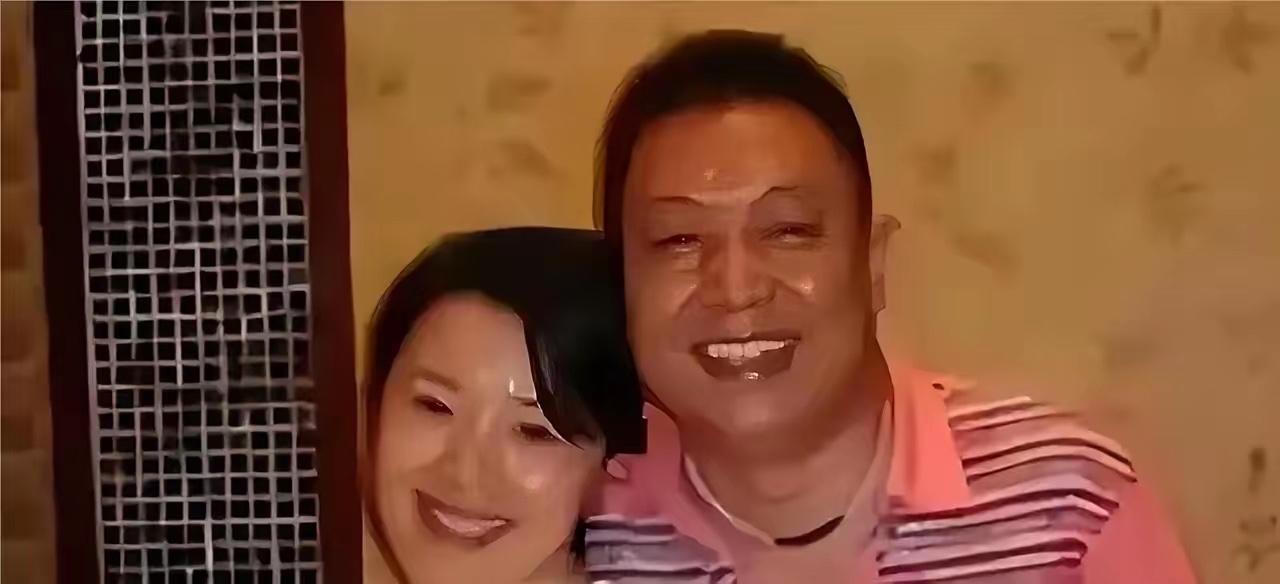 王为念这次住院，真把人看愣了，病床前一直忙前忙后伺候的，不是别人，是他跟第一任妻