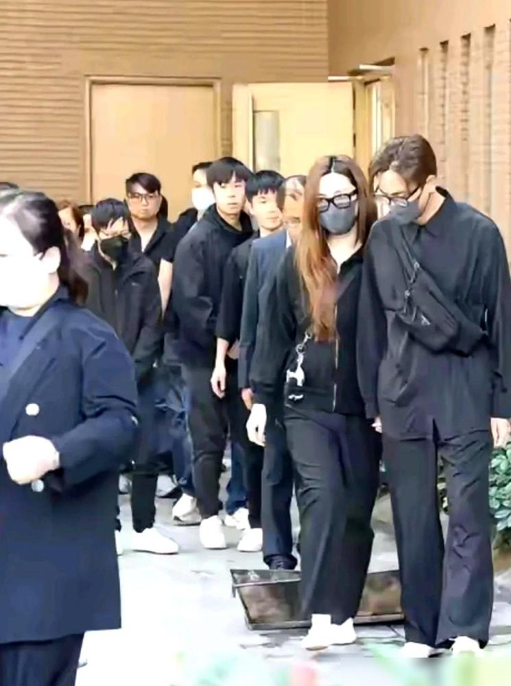 看到马国明在父亲葬礼上的照片，我真的一下子就破防了。简单说下发生了什么：他父