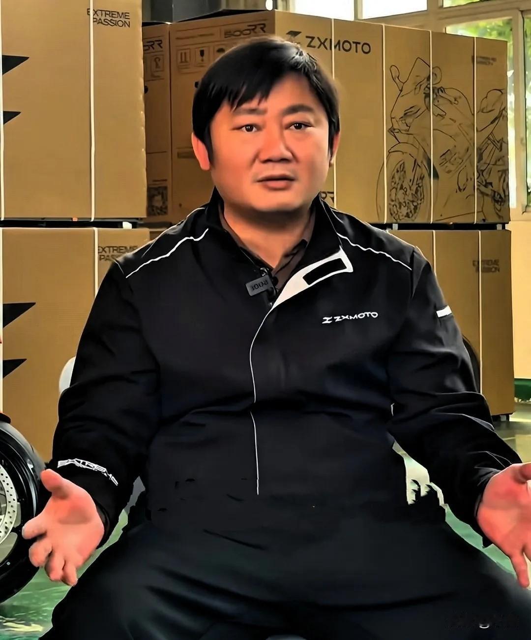 今天刷到个事，挺耐人寻味。张雪给海军庆生，满屏都在鼓噪什么“排面”、“官方联