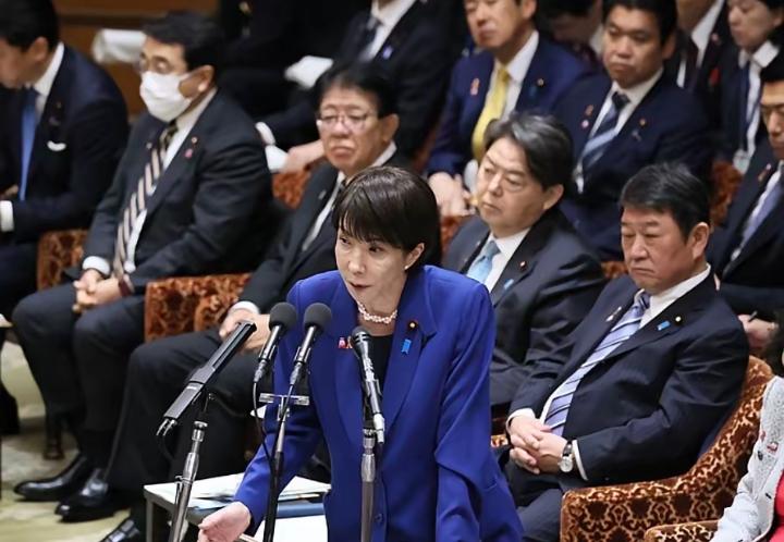 好家伙，前两天日本政坛可出了个大热闹！有个议员直接在国会大厅里把高市早苗给堵住了