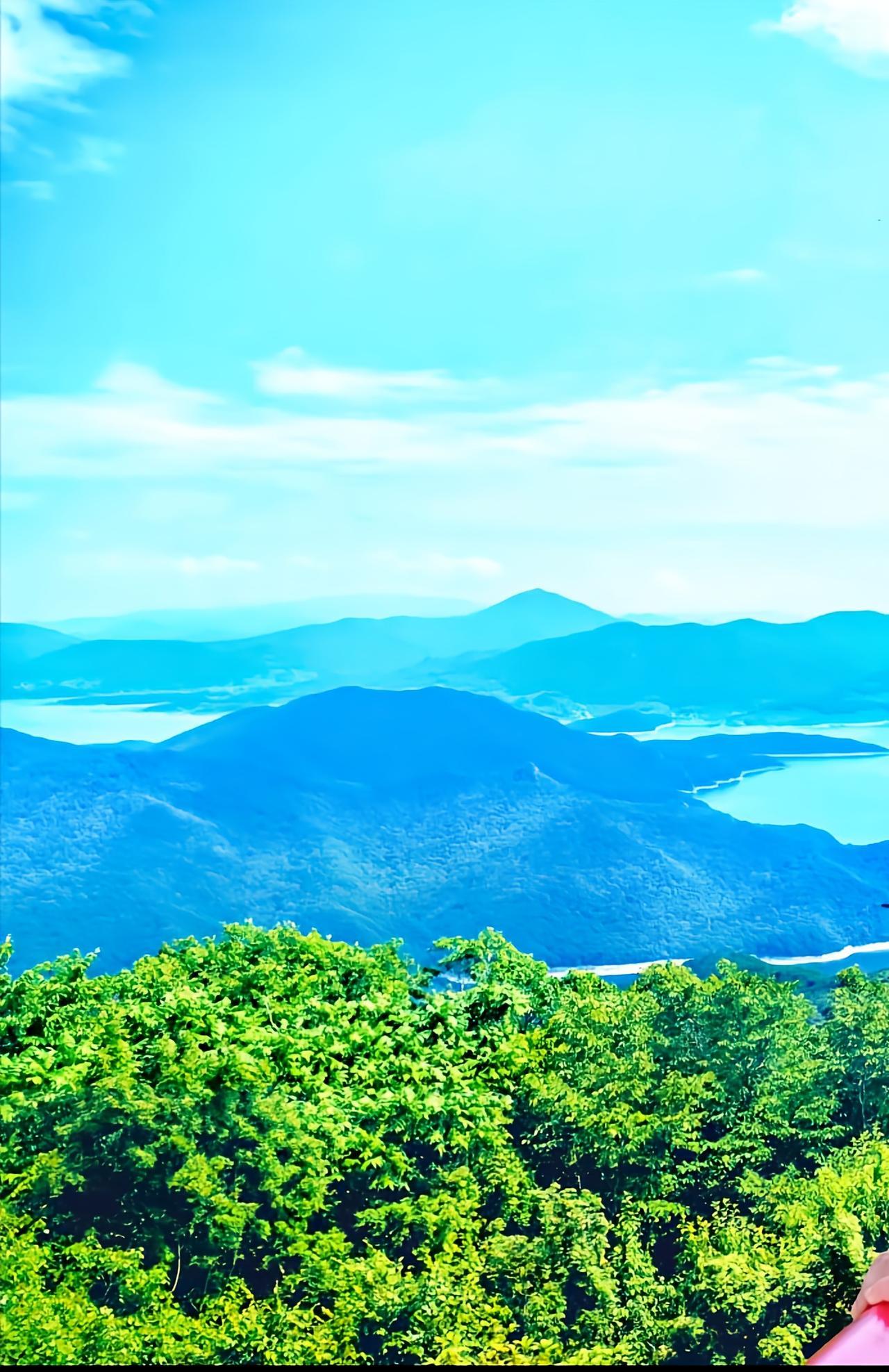 上联：春风轻抚百花羞，下联：细雨微润千枝俏。春风带着暖融融的气息，轻轻抚过