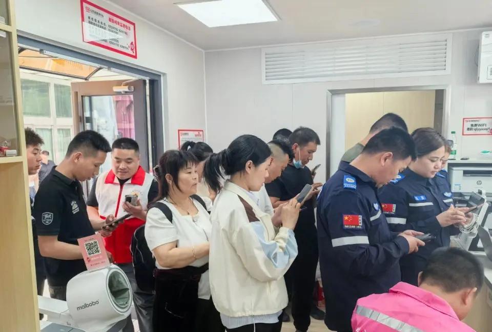 看哭了！山东济宁，一28岁“准新郎”，在家吃了一顿鸡肉，不料，吃完就发烧、头痛，