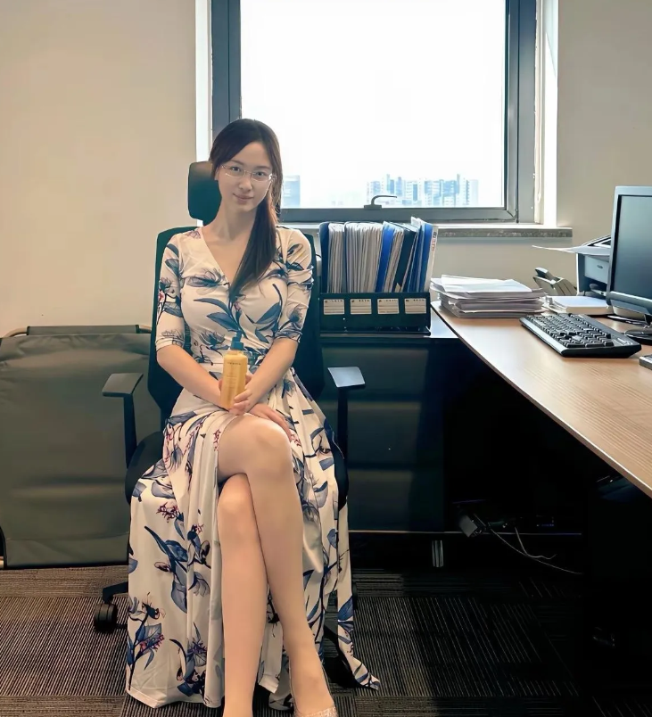 单位调来一个女同事，据说能力不一般