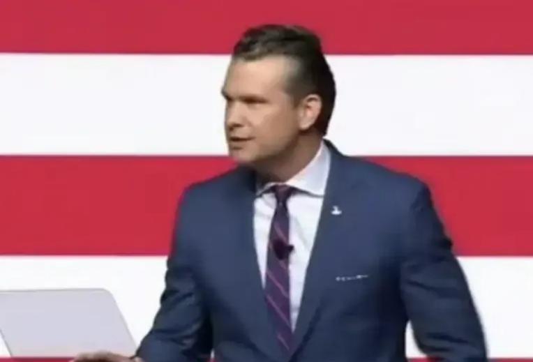 这表情管理也只有美军将军才能做的出。不管总统还是战争部长怎么讲都能绷得住，不鼓掌