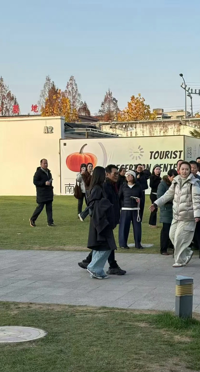 李连杰带小女儿现身合肥看了在合肥的偶遇照，李连杰和女儿在一起的画面挺接地气的，