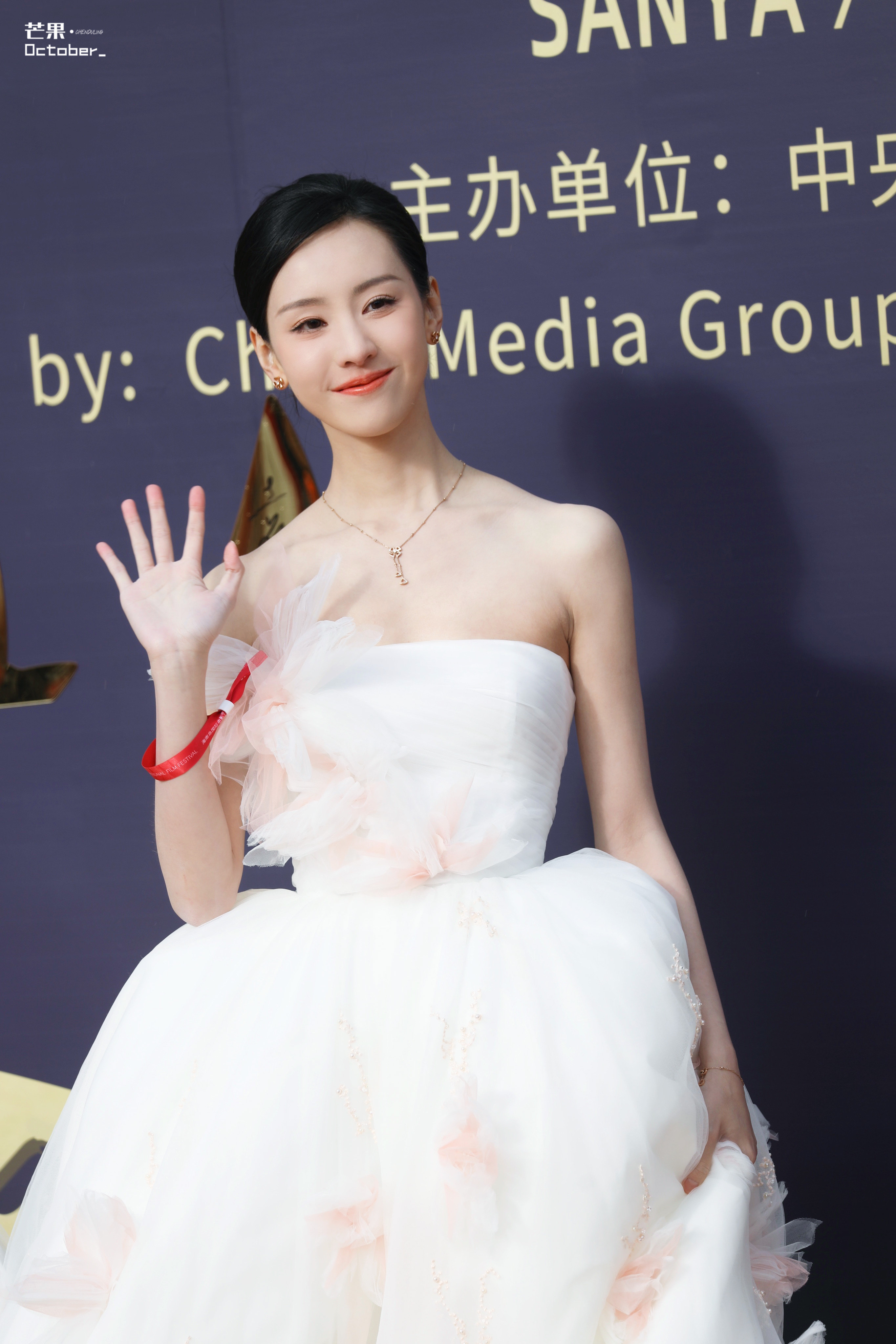 陈都灵✨抹胸裙装勾勒优雅轮廓，亮片如星芒洒落，粉纱花朵似春日私语。​​​