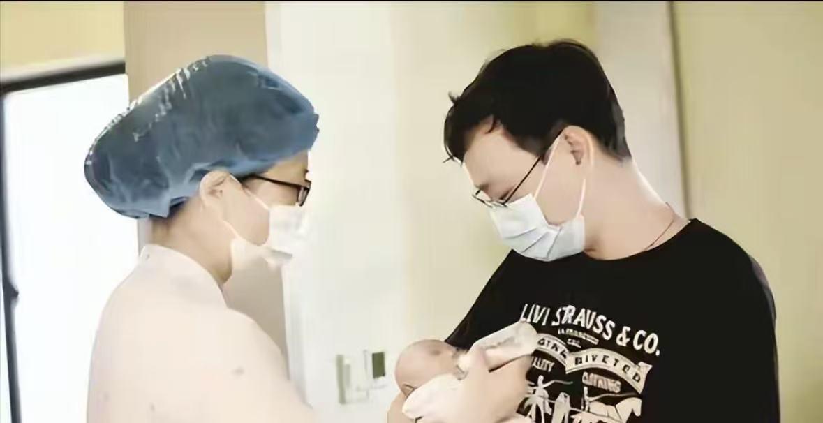 “天呐，怎么是个外国小孩？”2013年，广州一男子，看到刚从产房里抱出来的婴儿，