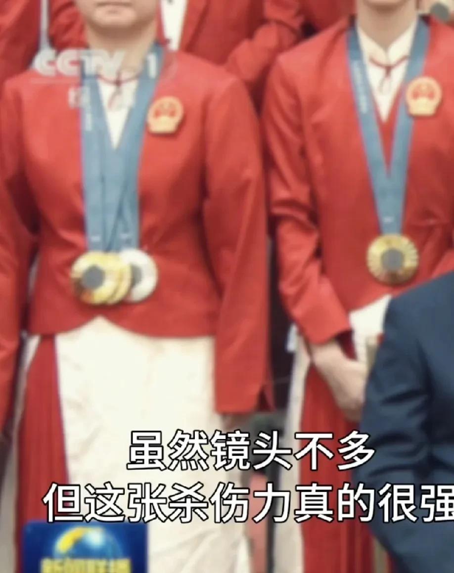 那个夏天，孙颖莎带着她努力四年的结果，和同伴们一起去接受表彰。在无意间，镜头拍
