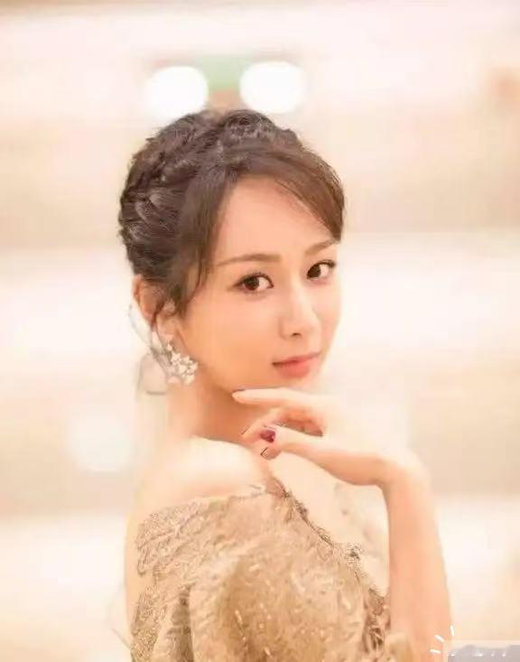 看看杨紫的新造型——她近期曝光的一组造型彻底打破固有形象，淡淡的妆容...