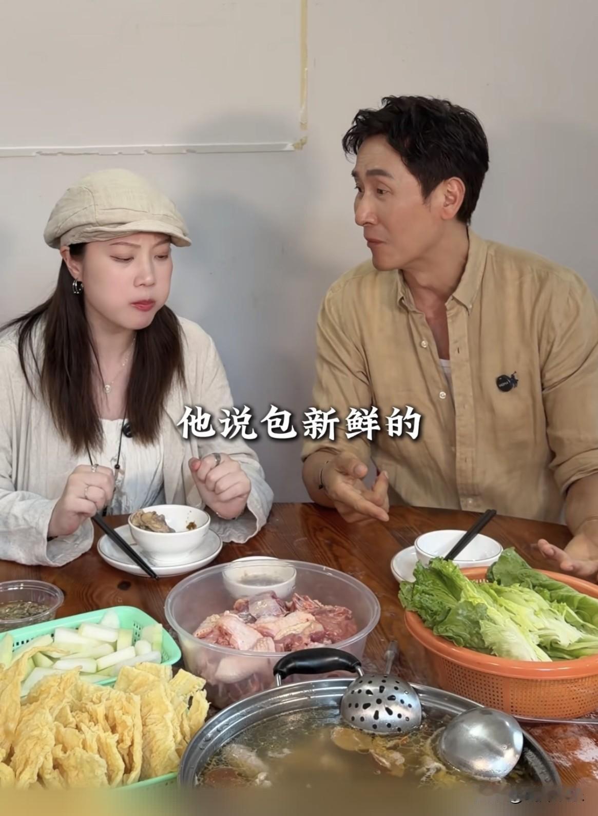 笑死，明星马德钟去莫氏鸡煲一口鸡肉没见他吃，吴启华倒是大口吃肉。这么多明星去