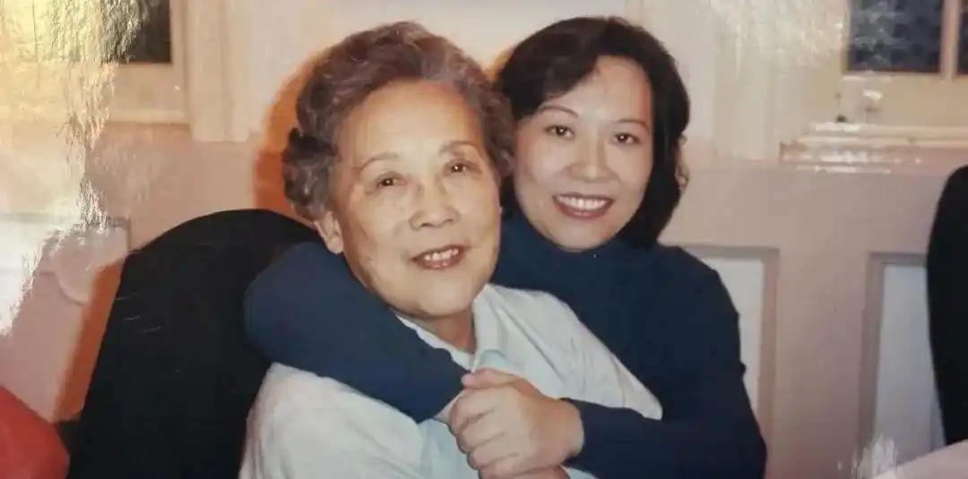 上海姑娘张玮掏空家底，给恩师买了一套养老房。谁知20年后恩师离世，张玮拿着钥匙去