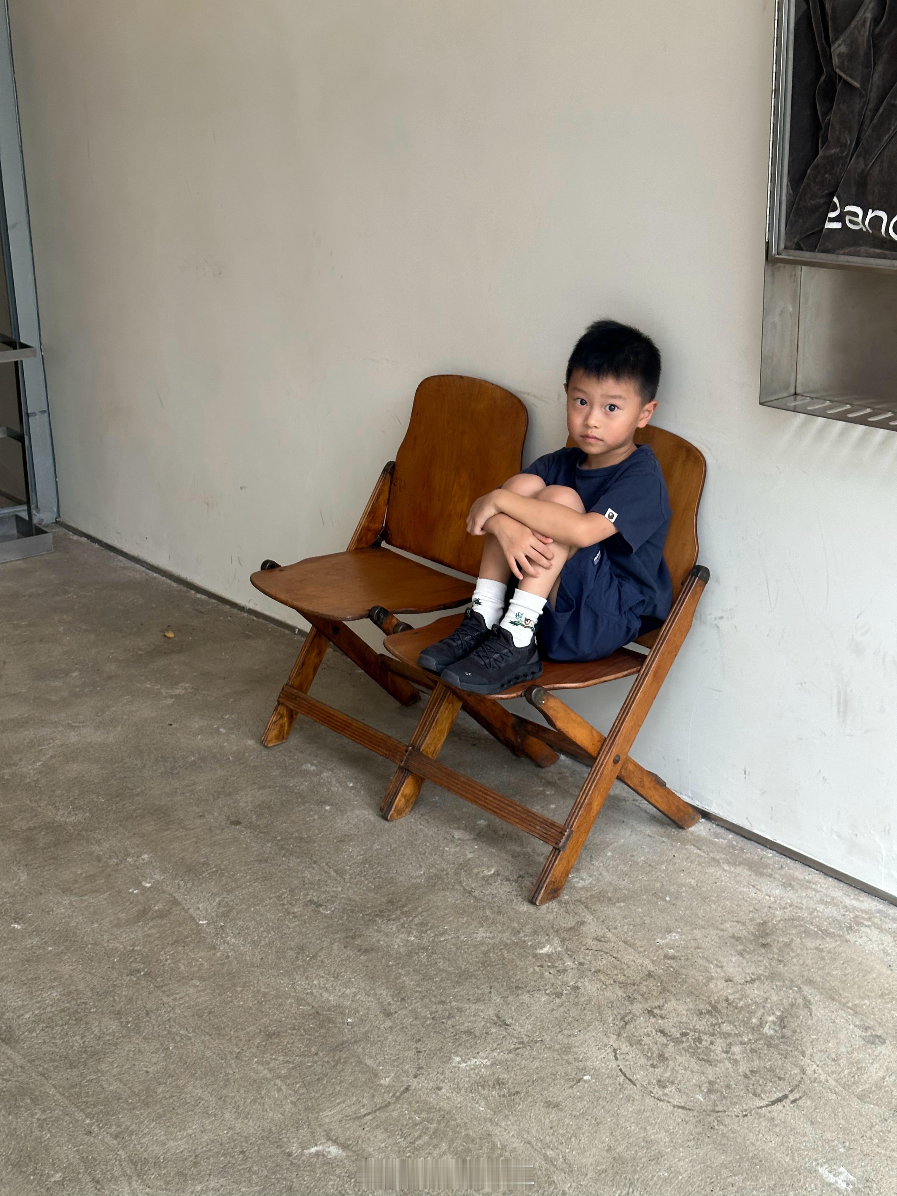 对了恩恩现在完全不看电视了根本没有看电视的需求了从开学到现在他根本没提过一次看动画片也完全不玩奥特曼