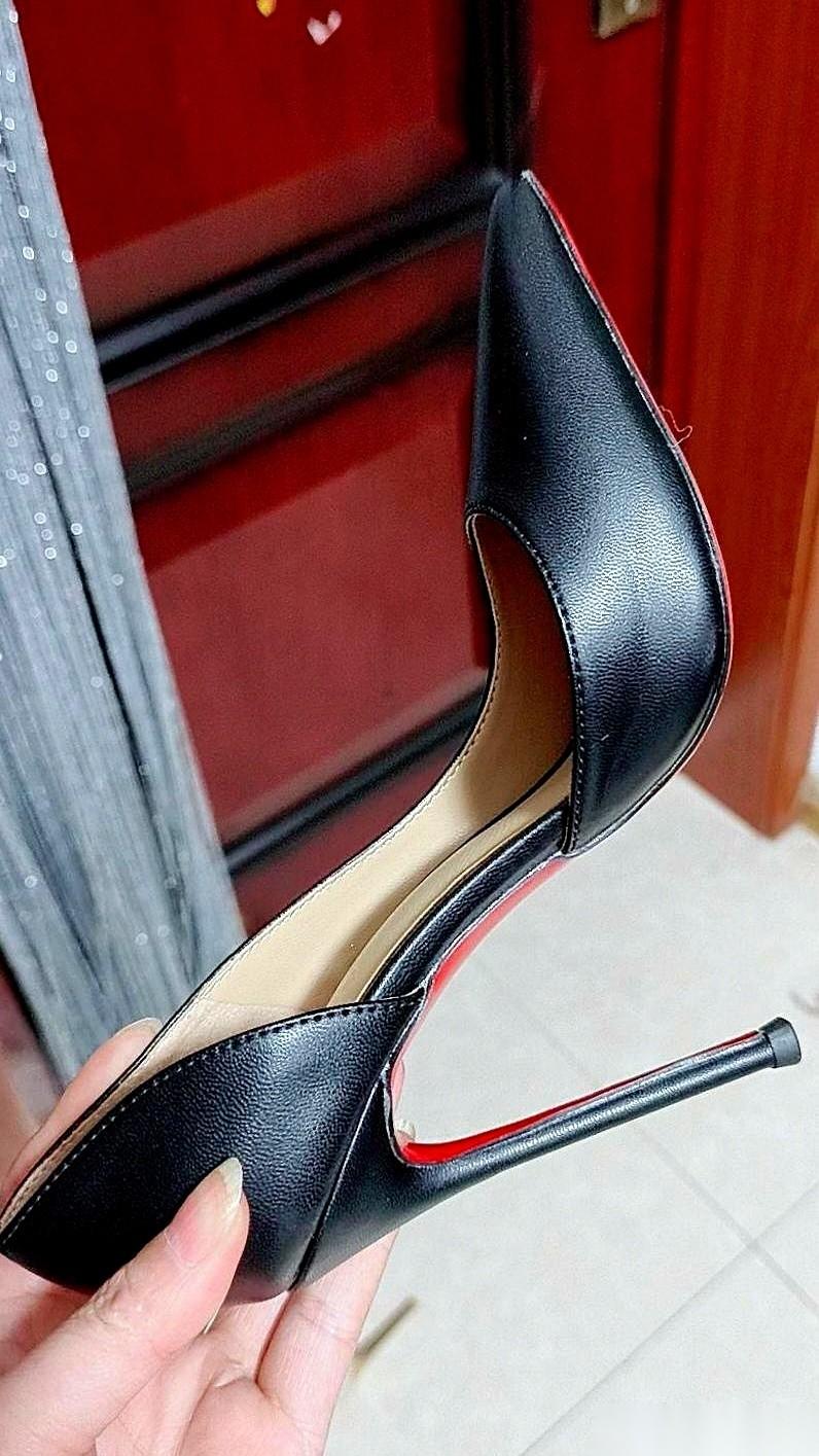 脚底下踩的哪是高跟鞋啊。是刑具，是自尊，是今晚老娘不能输的决心。你以为我们穿