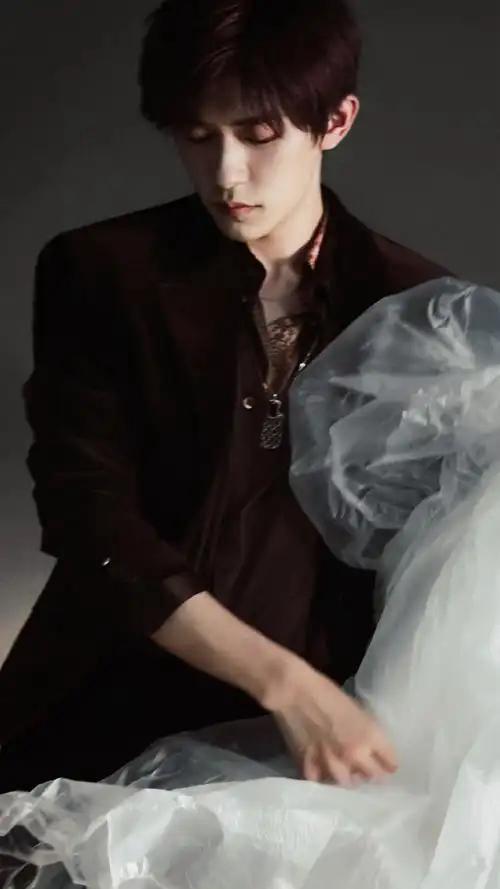 易烊千玺在最新舞台上跳起了“失重狂野的探戈”，究竟这梦幻般的舞蹈背后有何深意？