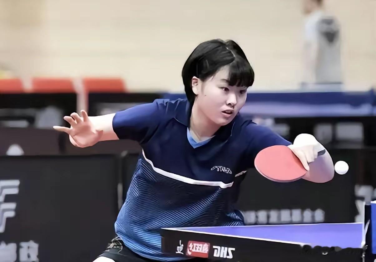 WTT中国大满贯，15岁姜依依女单首轮1-3输给德国老将温特。首局11-7拿下，