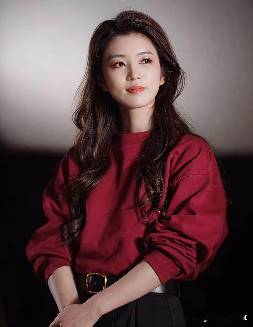 优雅红衣，温柔微笑，气质满分！🌹✨