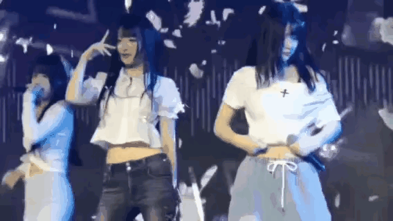 小美的手确定是放那里吗？有时候舞伴也会出现失误，自己都忍不住笑了……手手白嫩