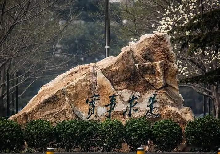 二十多年前我上大学那会儿，一个宿舍八个人，挤是挤点，但心里头不堵。现在我看着身边