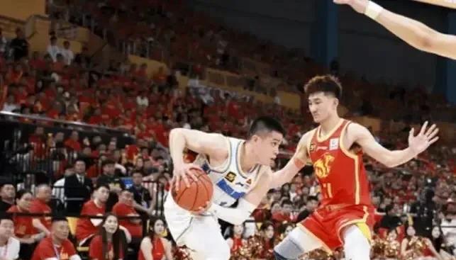 都是半斤八两！以后别再谈什么本土第一后卫了半决赛孙铭徽和陈盈俊两人表现都很出色