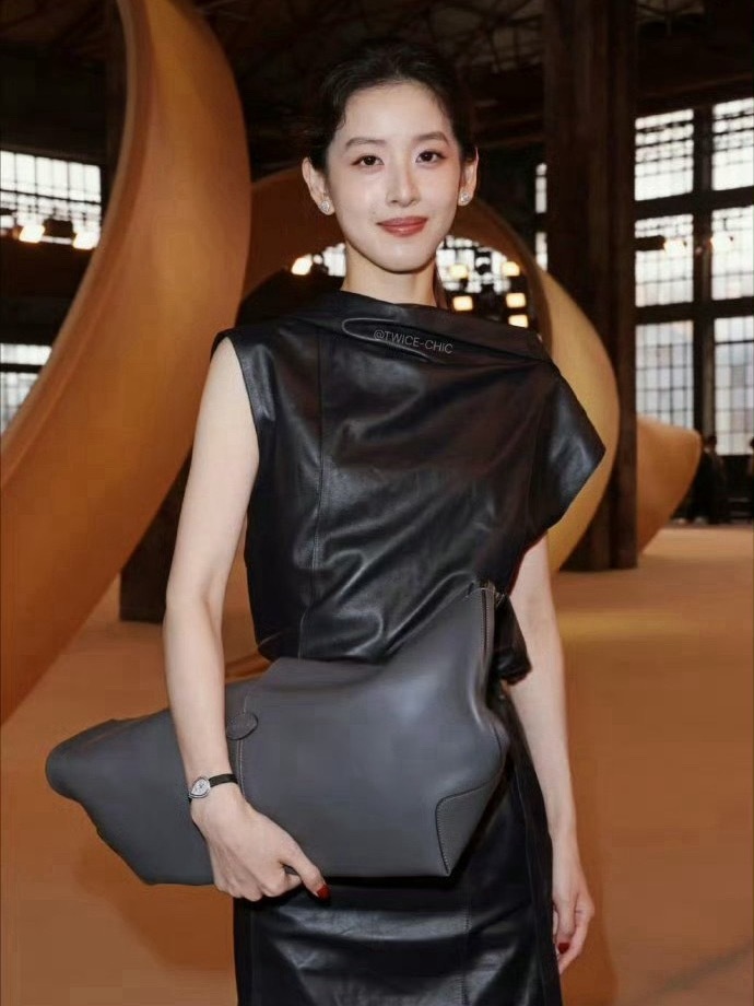 章泽天当初如果不嫁给刘强东而选择出道，估计也能在内娱占据一席之地吧！