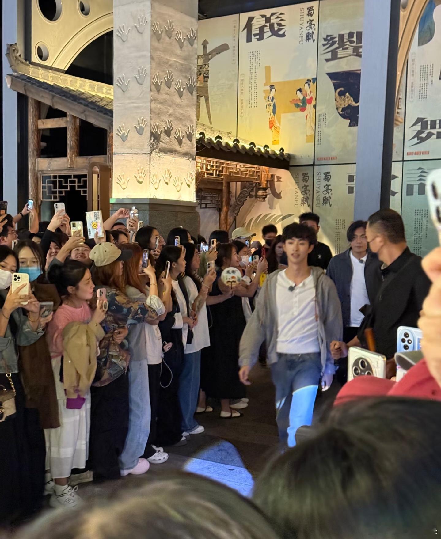 秦昊带伊能静儿子录节目秦昊与伊能静儿子录节目父子俩关系真不错​​​
