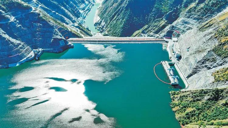 中国耗资664亿在高原修个“充电宝”，这笔账西方看不懂2月22日，川西甘孜海