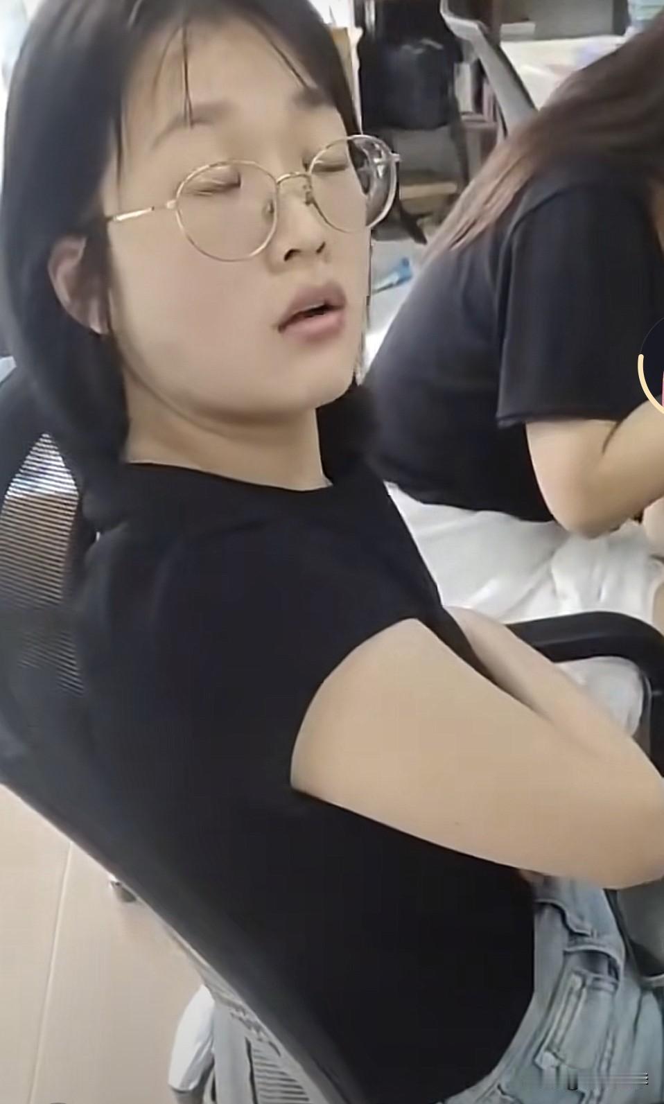 小仙女呀，为了一顿外卖，火到了国外，这是何苦呢？明明是职场女子，挣的钱也应该