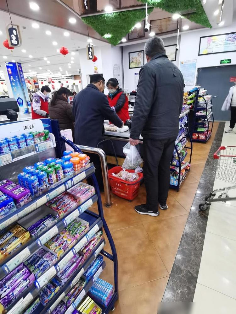76岁。超市。一瓶茅台碎了。我当时就在收银台旁边排队，看见老爷子掏付款码刷1