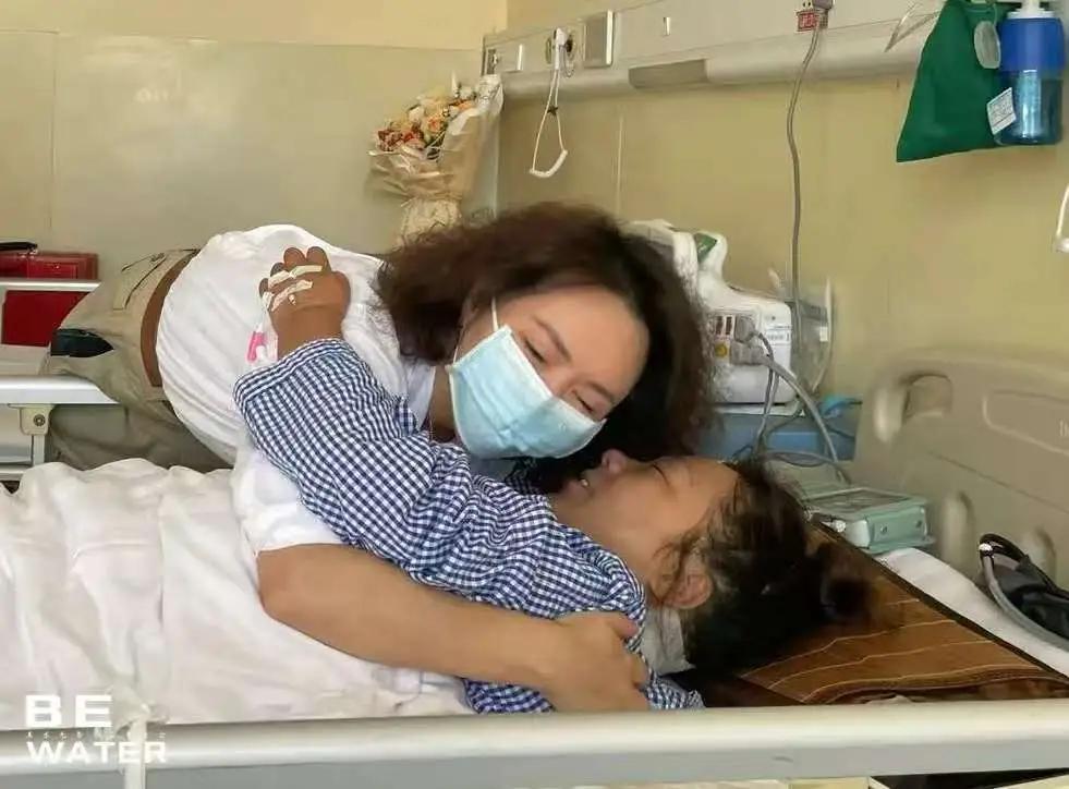 女警黄曼的人生在婚礼当天被按下了“暂停键”——车祸导致高位截瘫，丈夫离去，生活彻