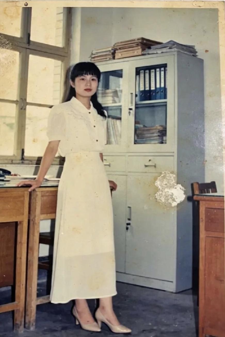 我爸今年75，我妈73，最近老两口因为一点小事闹离婚，现在问我离婚了跟谁[捂脸哭]