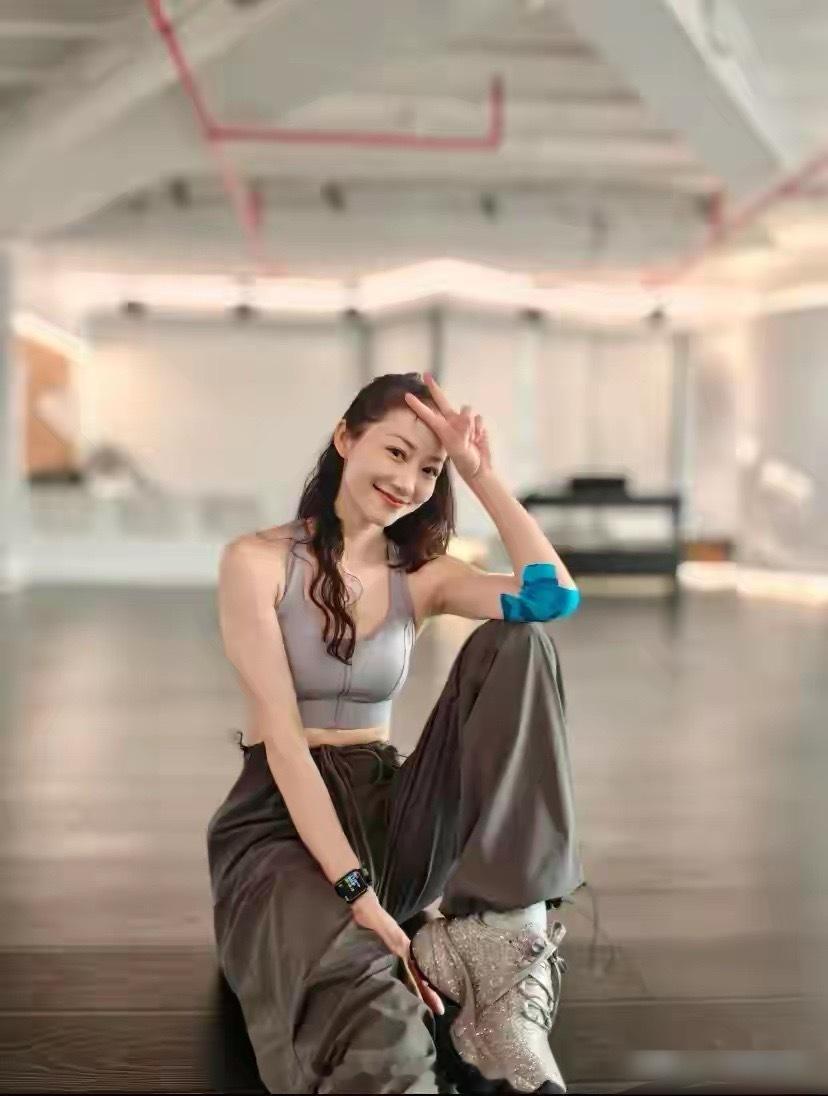 真奇怪！韩雪的身材看起来并不胖，但她肚子上的肉让人有些惊讶