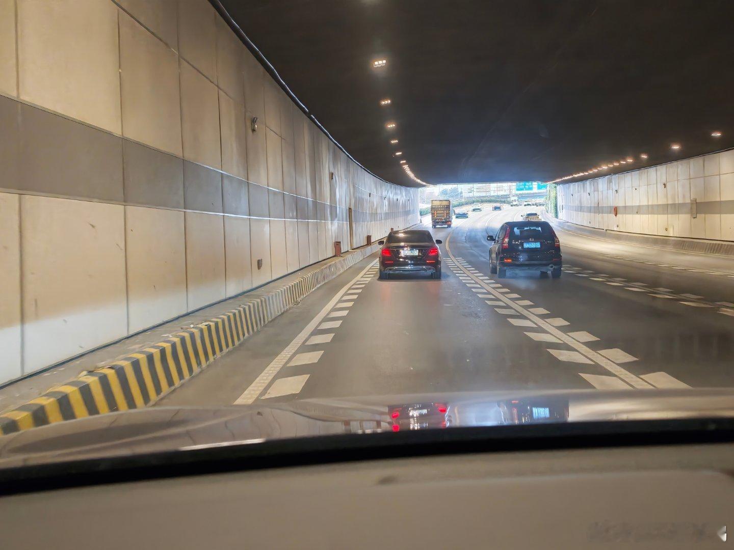 开了一部辅助驾驶很牛的，还没上市，需要严格保密的试驾车出来办事。一出门就打开辅助