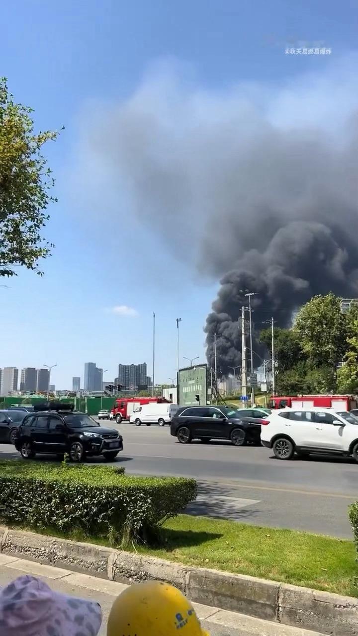 成都火灾隔得比较近，消防车出动声音都听到了！！遇到火灾，不要看热闹，生命安全第一