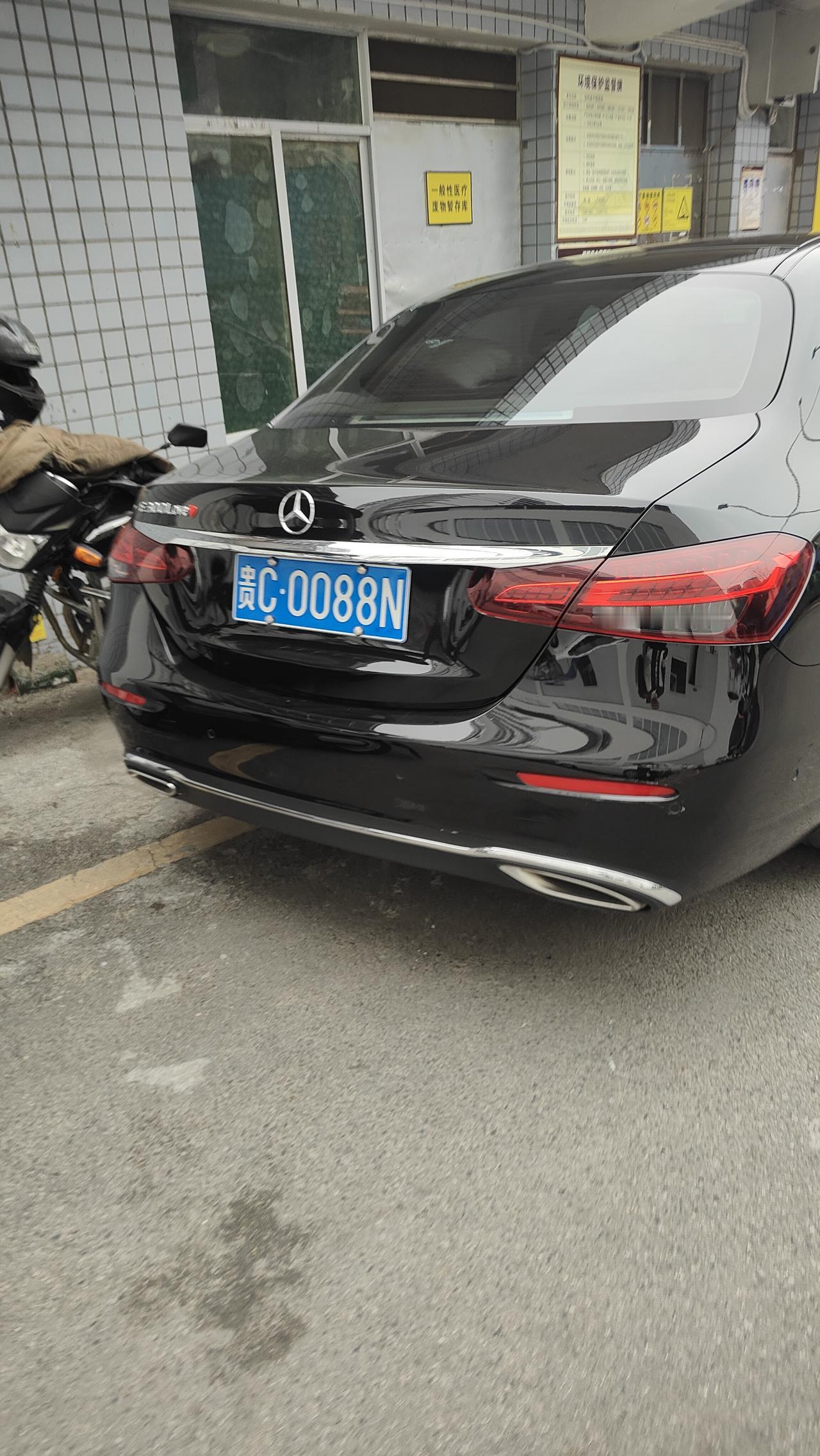 这车牌和这豪车很配？