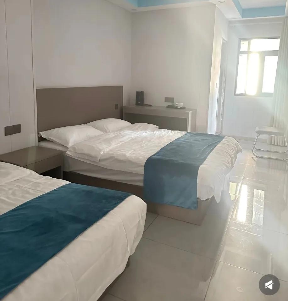 借50万装修的酒店，开在观音桥这寸土寸金的地方，居然天天亏到心慌，500米挤着5