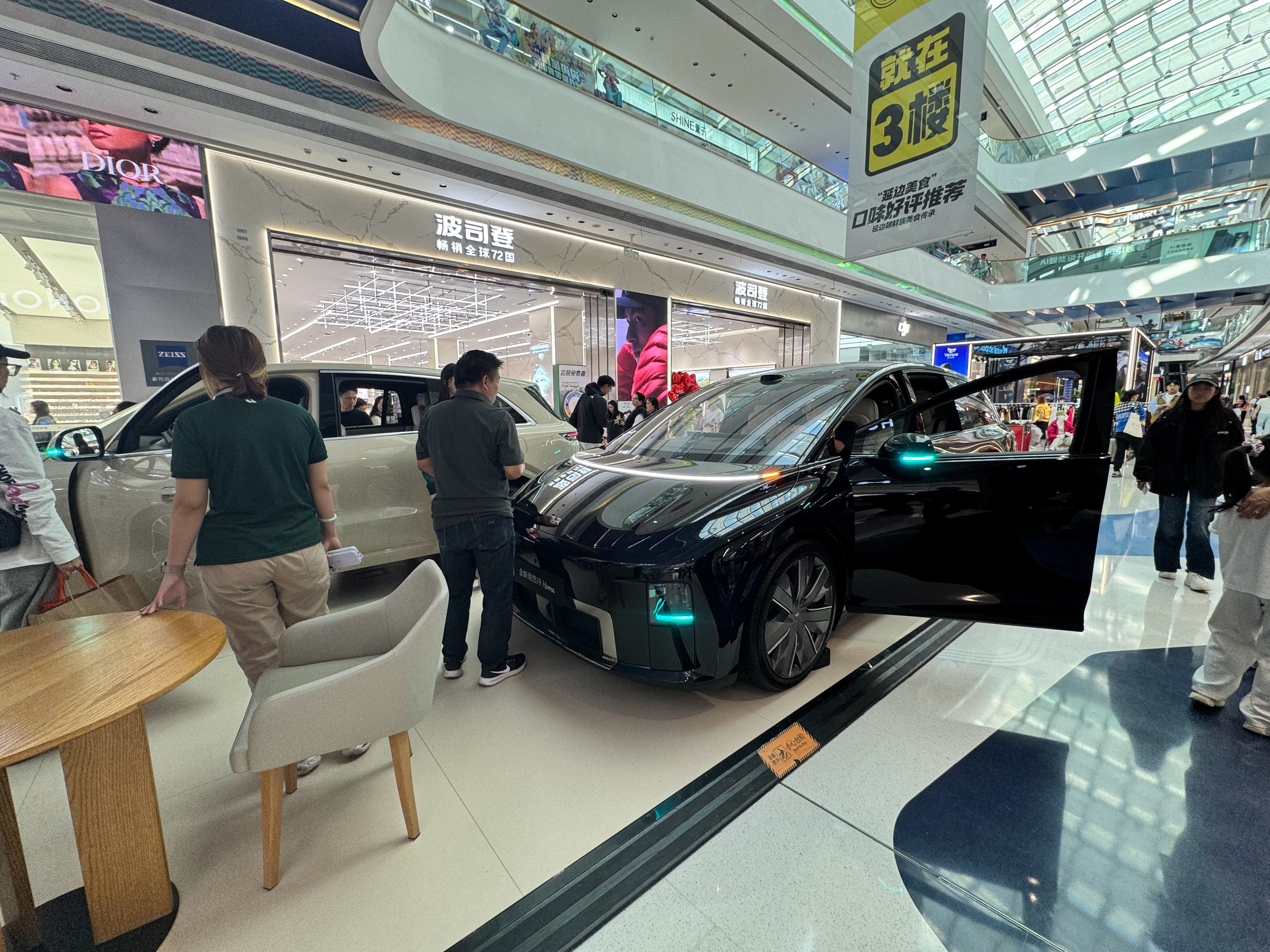 假期跟朋友出来逛商场，路过理想展台的时候发现人是真多，基本都围着理想i9在看，车里也一直有人排着体验