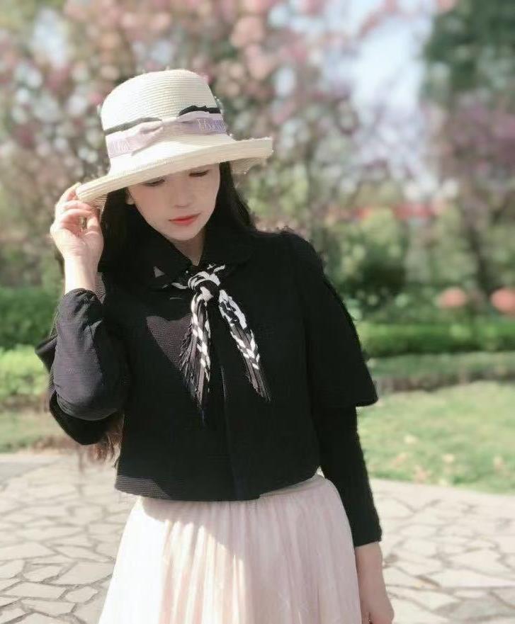 我是一位55岁的单身大妈，每月的退休金2714元。我的手里还有几十万元的存款，