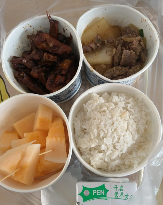 刚刚准备送饭给儿子吃，哥哥打来了电话，东拉西扯，我没有时间听他讲，直接问他有事吗