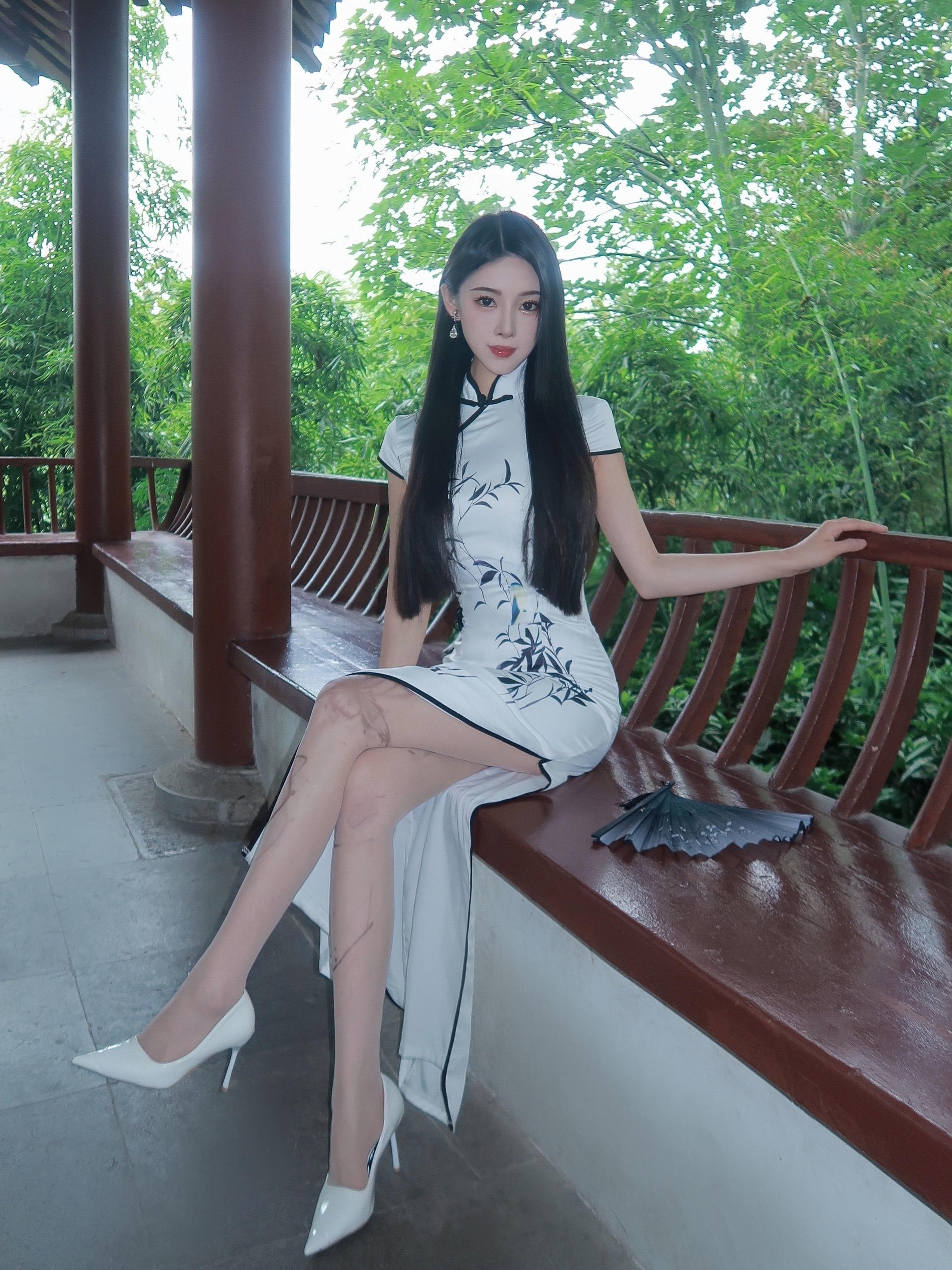 为谁转身回眸，执笔写情由。