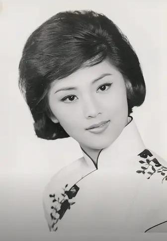 苗金凤，曾与邵美琪合作出演《第三类法庭》中的韦金铃。她有着精致的五官，雍容的气