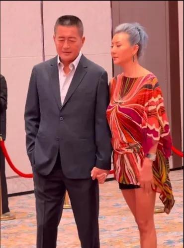 参加活动的高曙光夫妇现场十指紧扣，依然那样彼此恩爱，令人羡慕，61岁的高曙光还是
