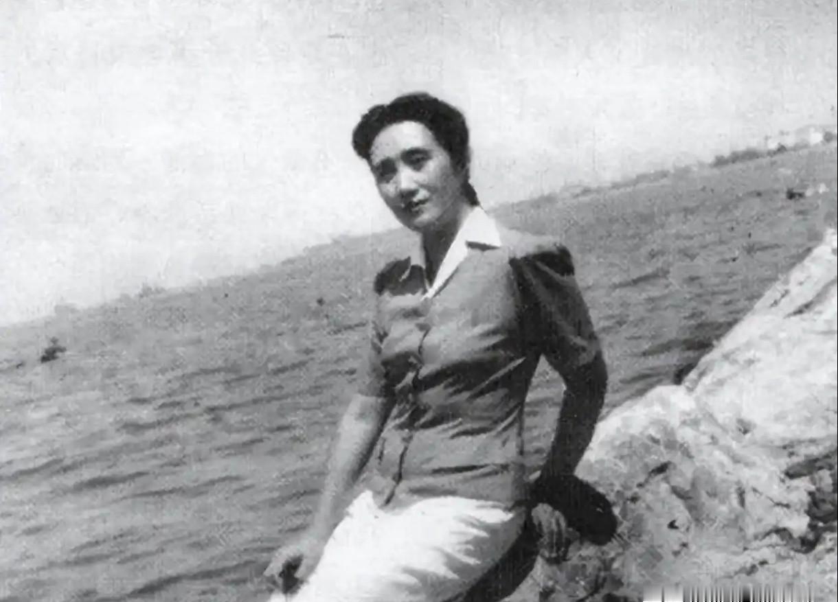 杨紫新剧董竹君的路透一出，大家都被那股沧桑感震住了。海边等船的画面，眼神里全是