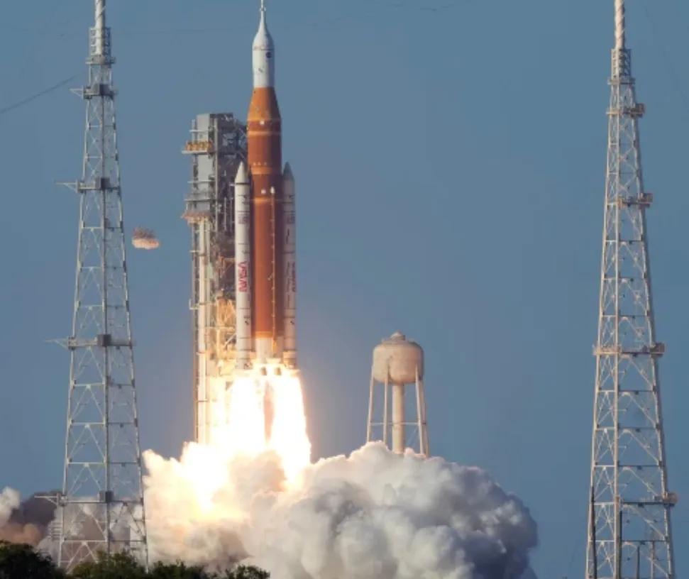 就在刚刚佛罗里达州卡纳维拉尔角（美联社）——周三，四名宇航员踏上了一次意义重大