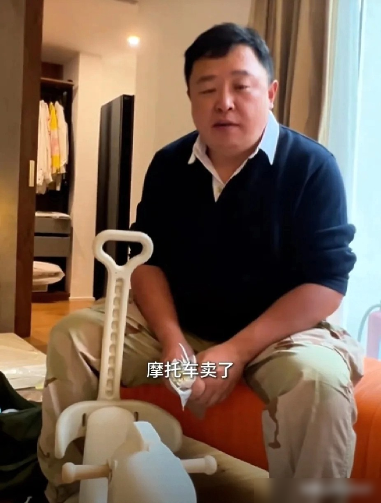 阎鹤祥把那辆陪他环游世界的摩托车卖了，说是要当爹了。这事儿其实早有...